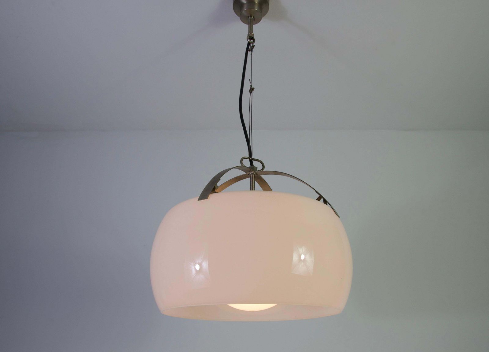 'Omega' Hanglamp van Vico Magistretti voor Artemide, Italië, 1960 photo Verlichting