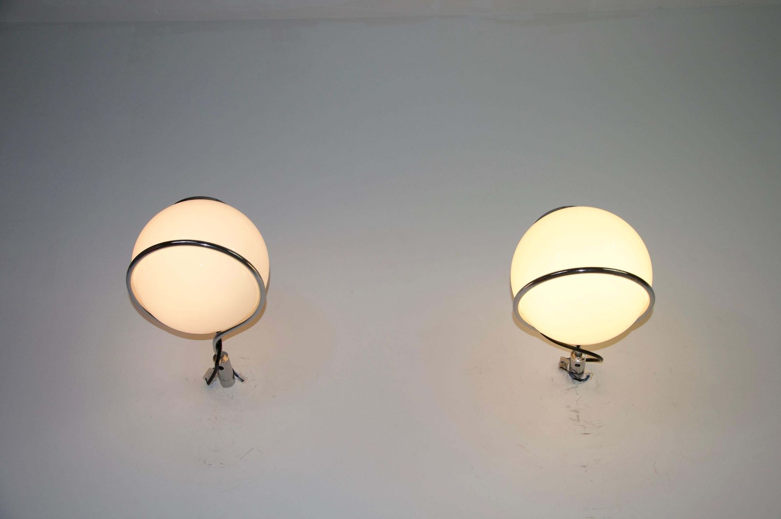 Paar chromen wandlampen met glazen kap in de stijl van Gino Sarfatti, Italië, jaren 1970 photo vinterior