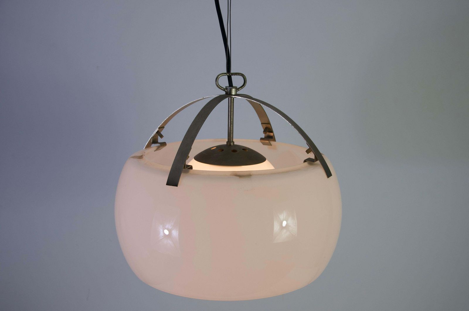 photo furniture 'Omega' Hanglamp van Vico Magistretti voor Artemide, Italië, 1960