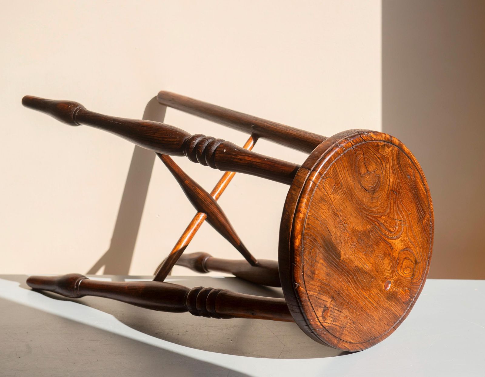 photo furniture 19e-eeuwse Engelse Windsor plantenstandaard   Antieke eiken boerenlandkruk   Rustiek landelijk voetstuk