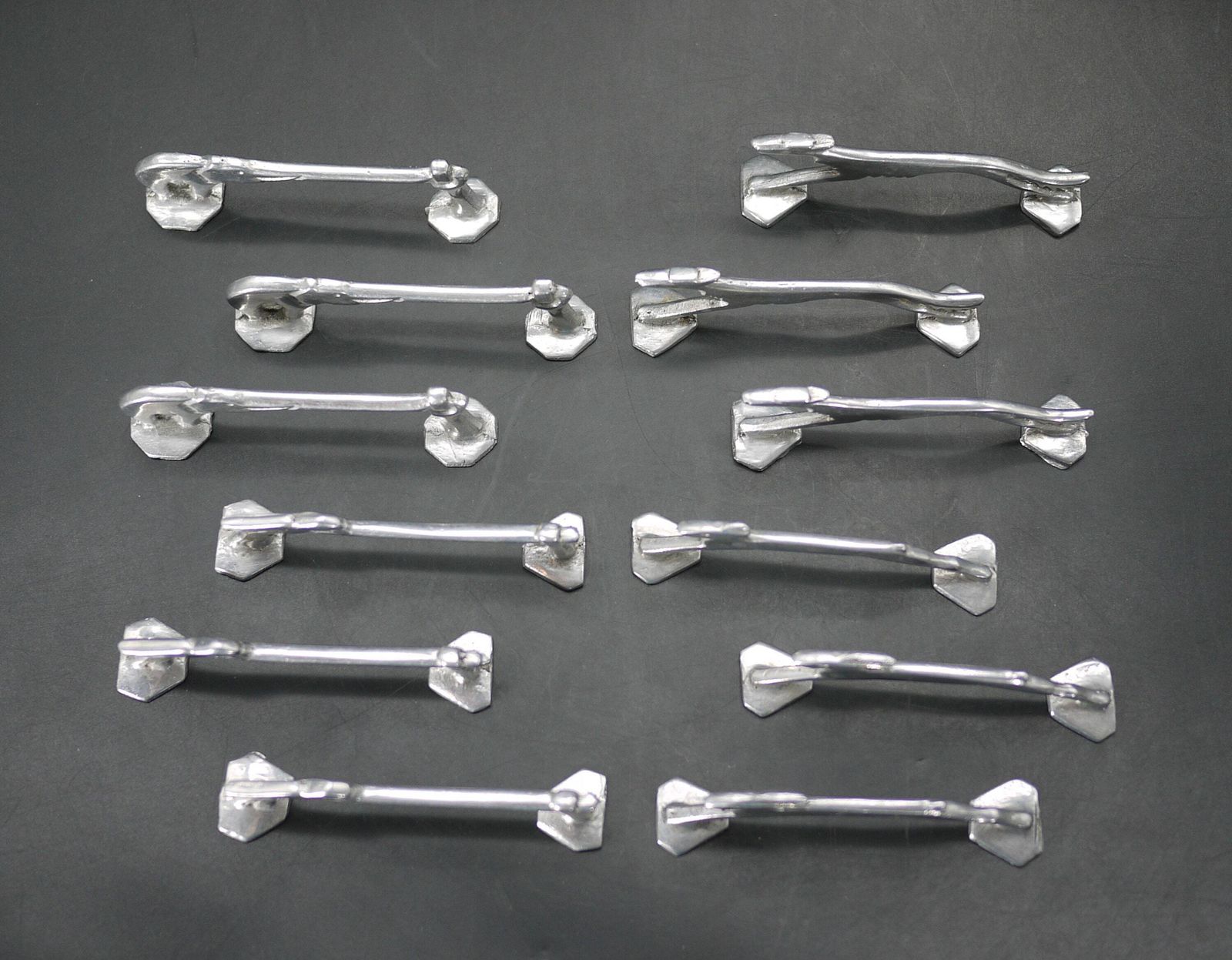 Ensemble de 12 porte-couteaux Art déco français en aluminium à motifs animaliers photo vinterior