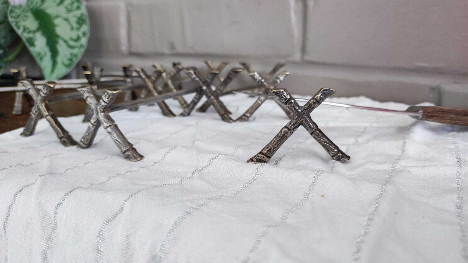 Ensemble de 12 porte-couteaux Art déco français en métal argenté, avec poinçon photo buy