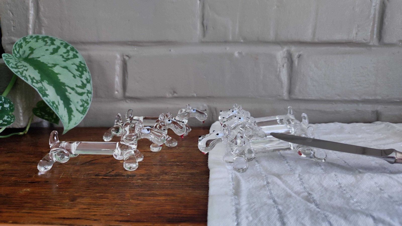 Lot de 10 porte-couteaux en cristal français, figurines de bassets, années 1950 photo Décoration