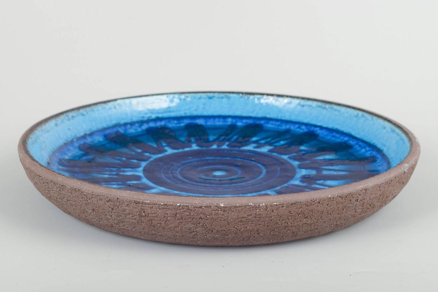 Plat en grès Inger Persson pour Rörstrand Ateljé, tons bleu et bleu marine. photo furniture