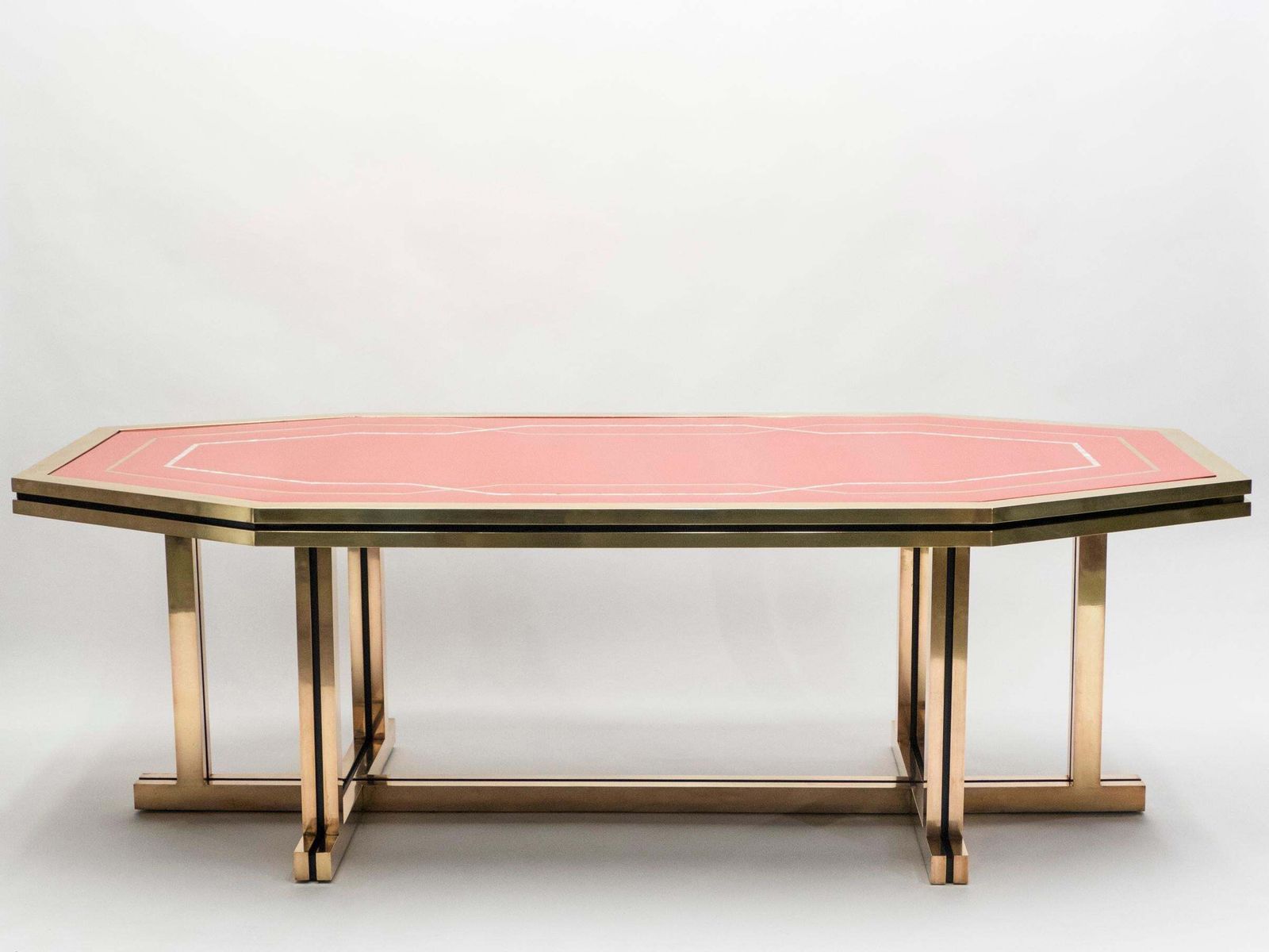 Table à manger ou bureau Maison Jansen en laque rouge et laiton, années 1970 photo for sale
