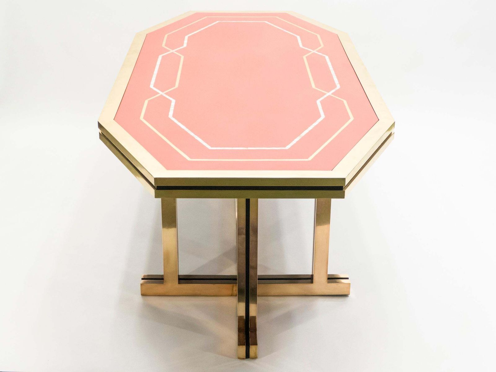photo furniture Table à manger ou bureau Maison Jansen en laque rouge et laiton, années 1970