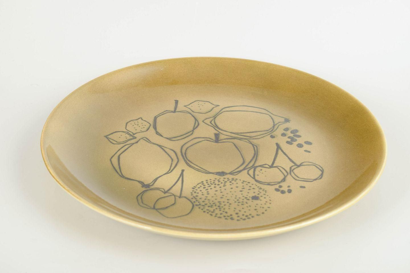 Grand plat en céramique Gunvor Olin Grönqvist pour Arabia, motif de fruits graphique. photo furniture