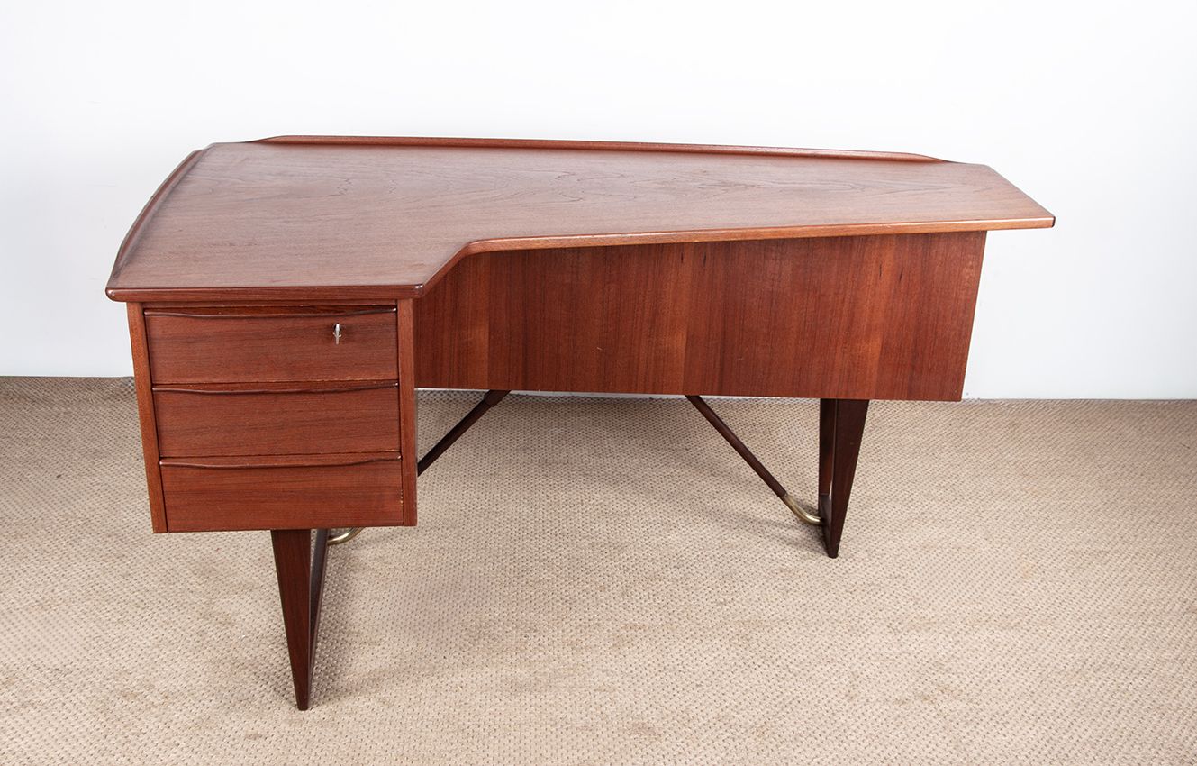 Bureau scandinave en teck et laiton « Boomerang », par Peter Lovig Nielsen, 1968.
