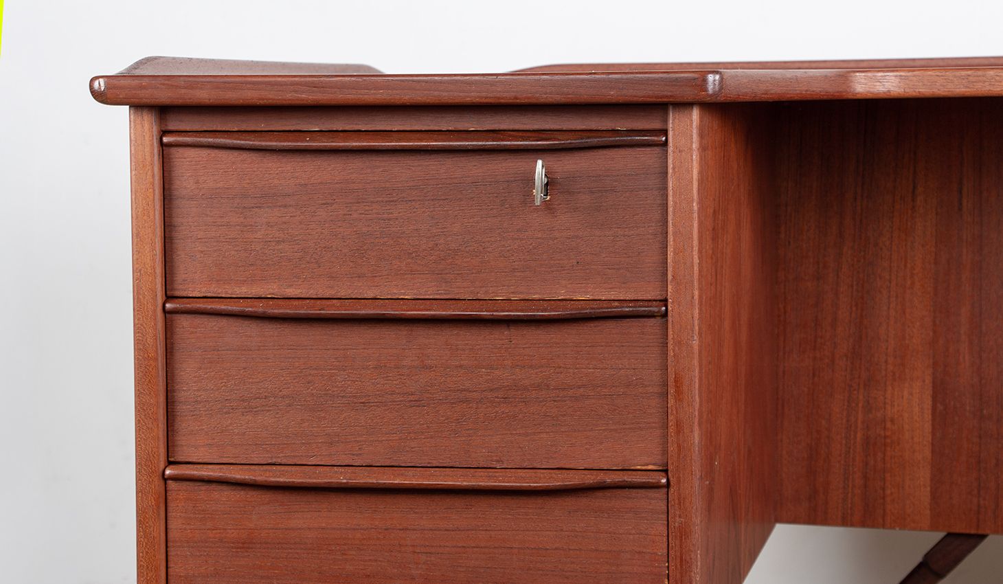 Bureau scandinave en teck et laiton « Boomerang », par Peter Lovig Nielsen, 1968. photo 4000.0