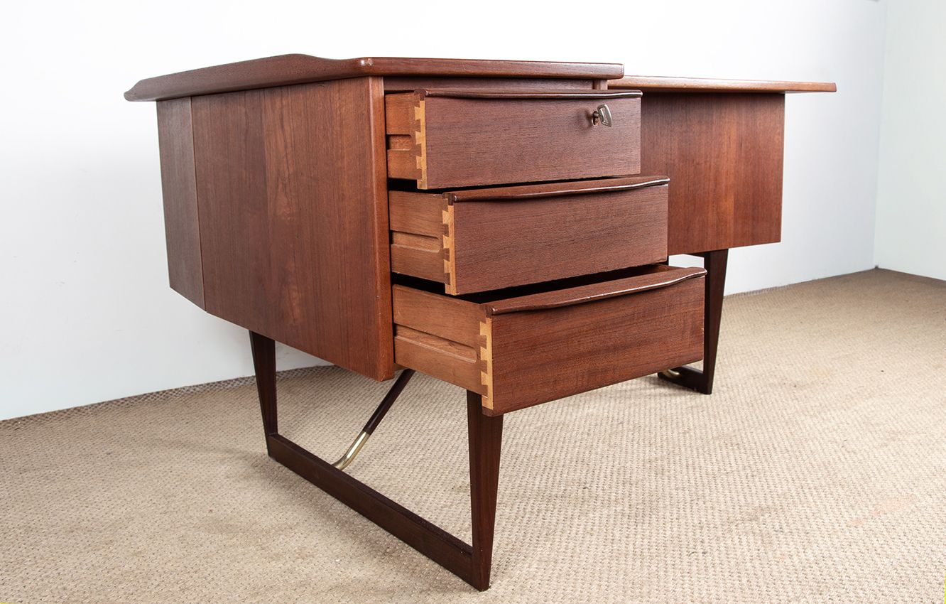 photo furniture Bureau scandinave en teck et laiton « Boomerang », par Peter Lovig Nielsen, 1968.