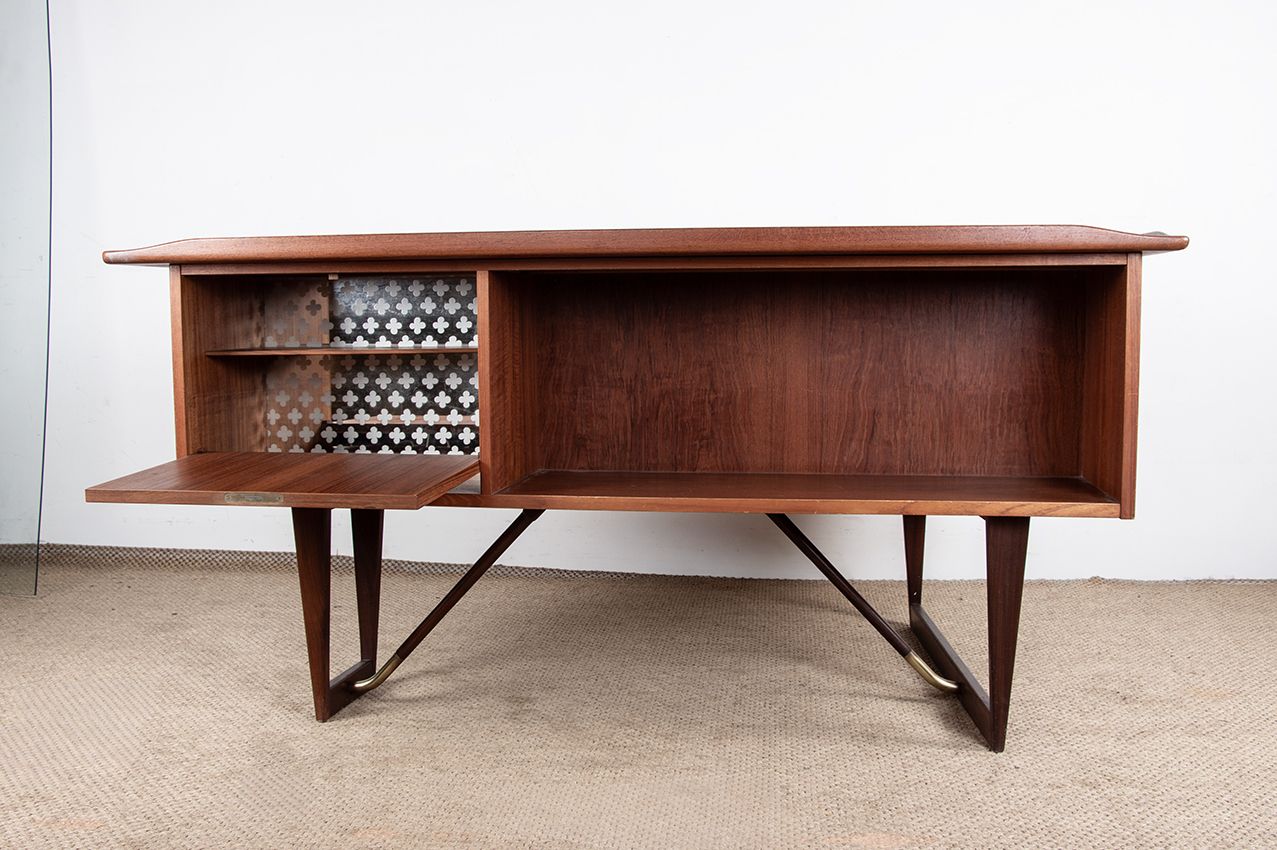photo vinterior Bureau scandinave en teck et laiton « Boomerang », par Peter Lovig Nielsen, 1968.