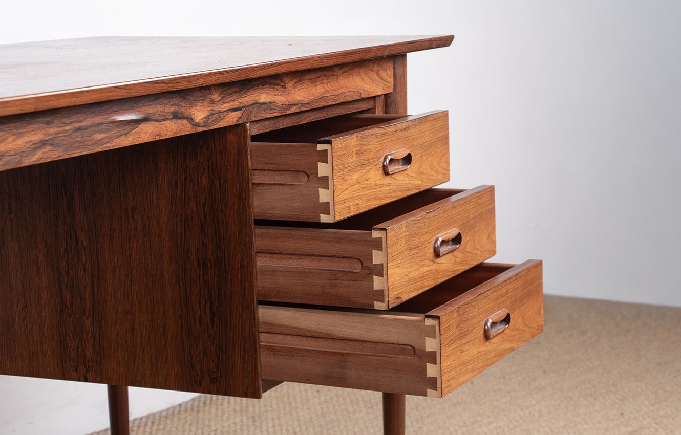 photo furniture Bureau danois extensible en palissandre et laiton, modèle Os 51, par Arne Vodder pour Sibast, 1960.