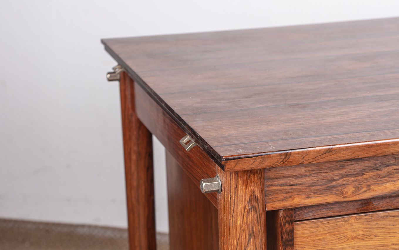 2500.0 Bureau danois extensible en palissandre et laiton, modèle Os 51, par Arne Vodder pour Sibast, 1960. photo