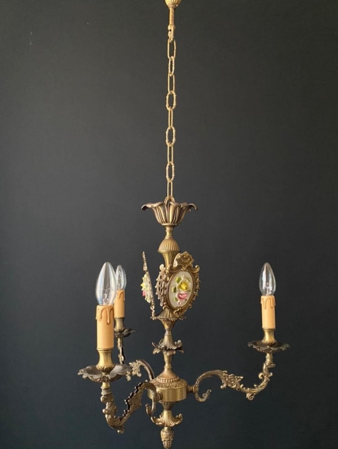 Lustre d'époque à décors en céramique photo furniture