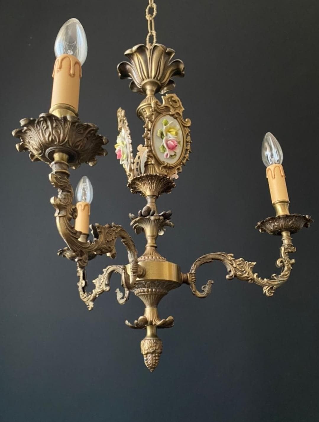 Lustre d'époque à décors en céramique photo vinterior