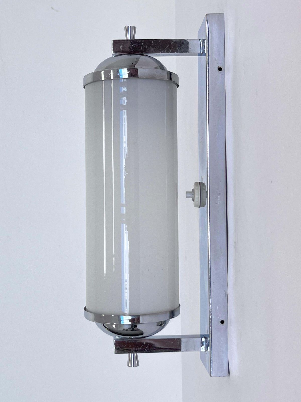 Grote Bauhaus Wandlamp in Chroom en Melkglas, jaren 1930 – Tsjecho-Slowakije, Gemerkt photo buy
