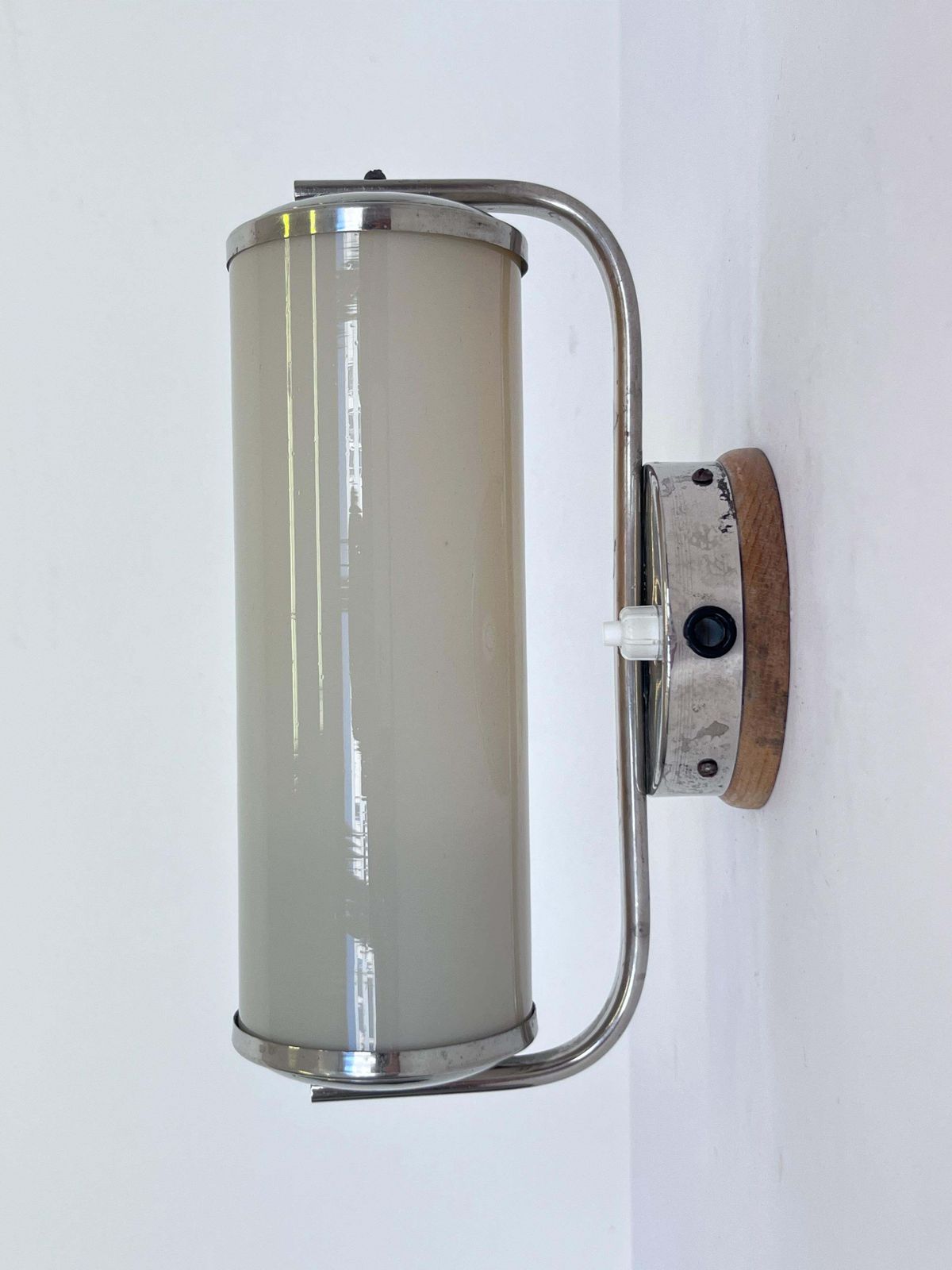 Bauhaus Chrome And Milk Glass Wall Lamp, jaren 1940 – Tsjecho-Slowakije photo 359.0