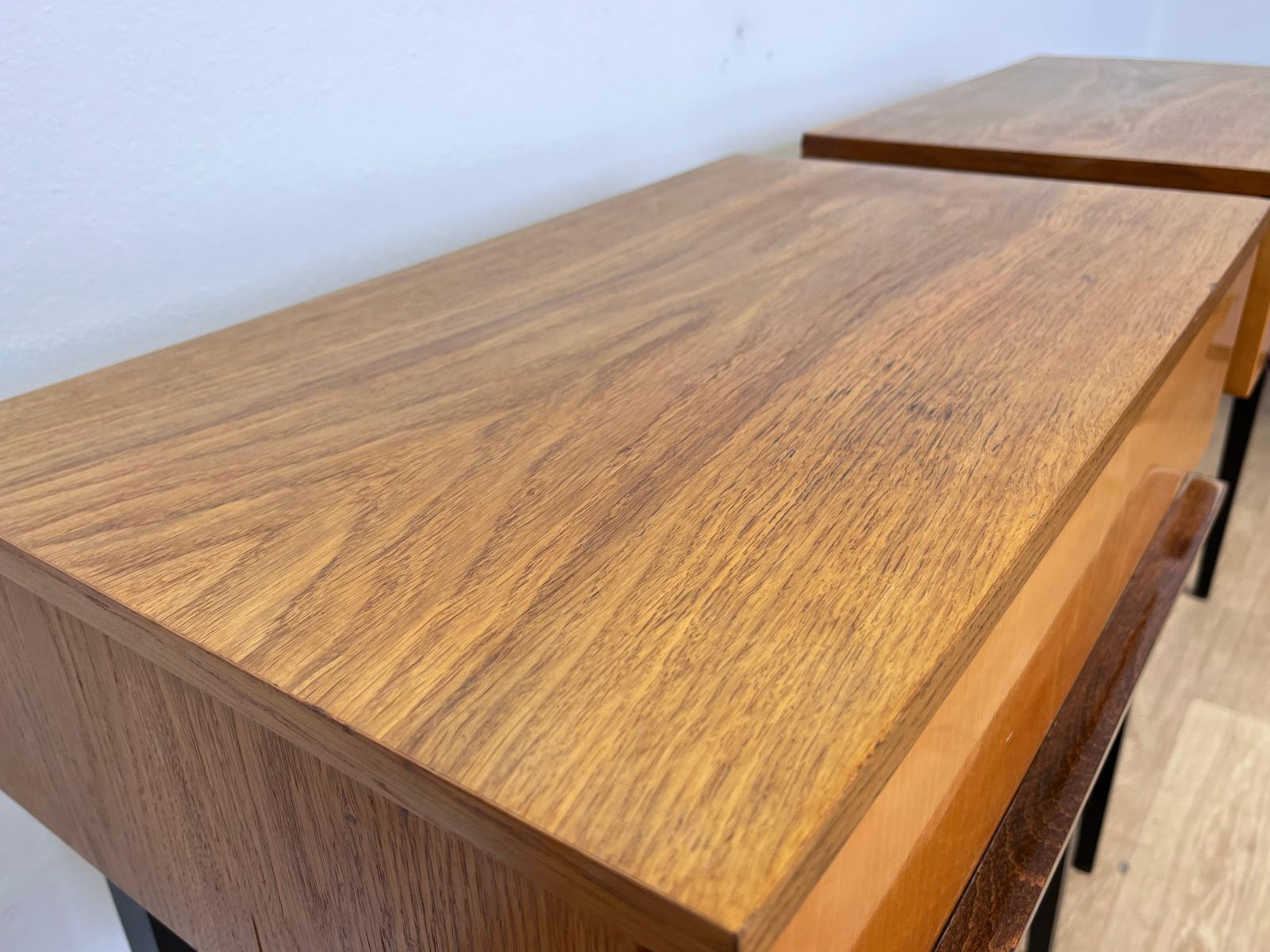 photo furniture Paar houten designtafels van Up Zavody – Tsjecho-Slowakije – jaren 1940