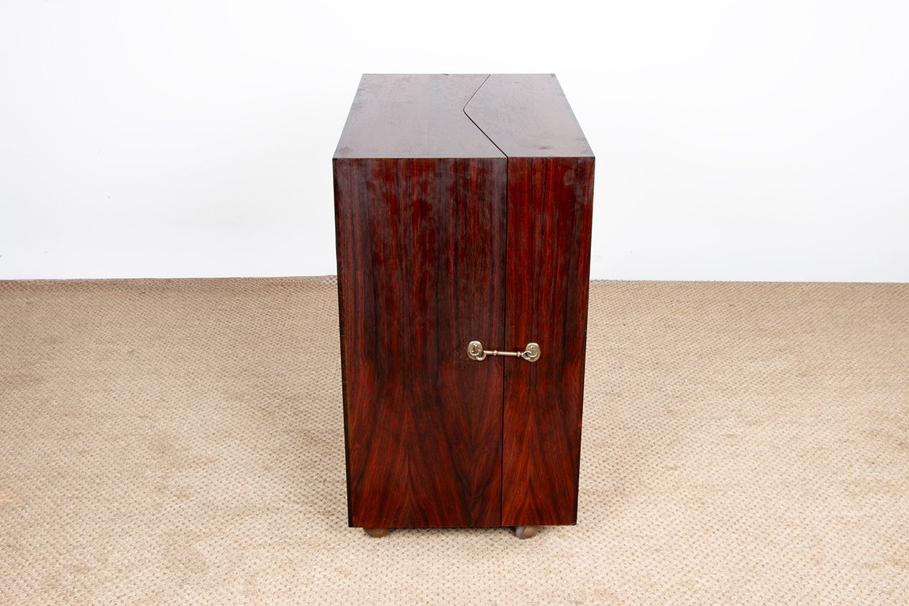 Cabinet bar en palissandre et laiton sur roulettes, par Jørgen Clausen pour Brande Møbelfabrik, 1960.