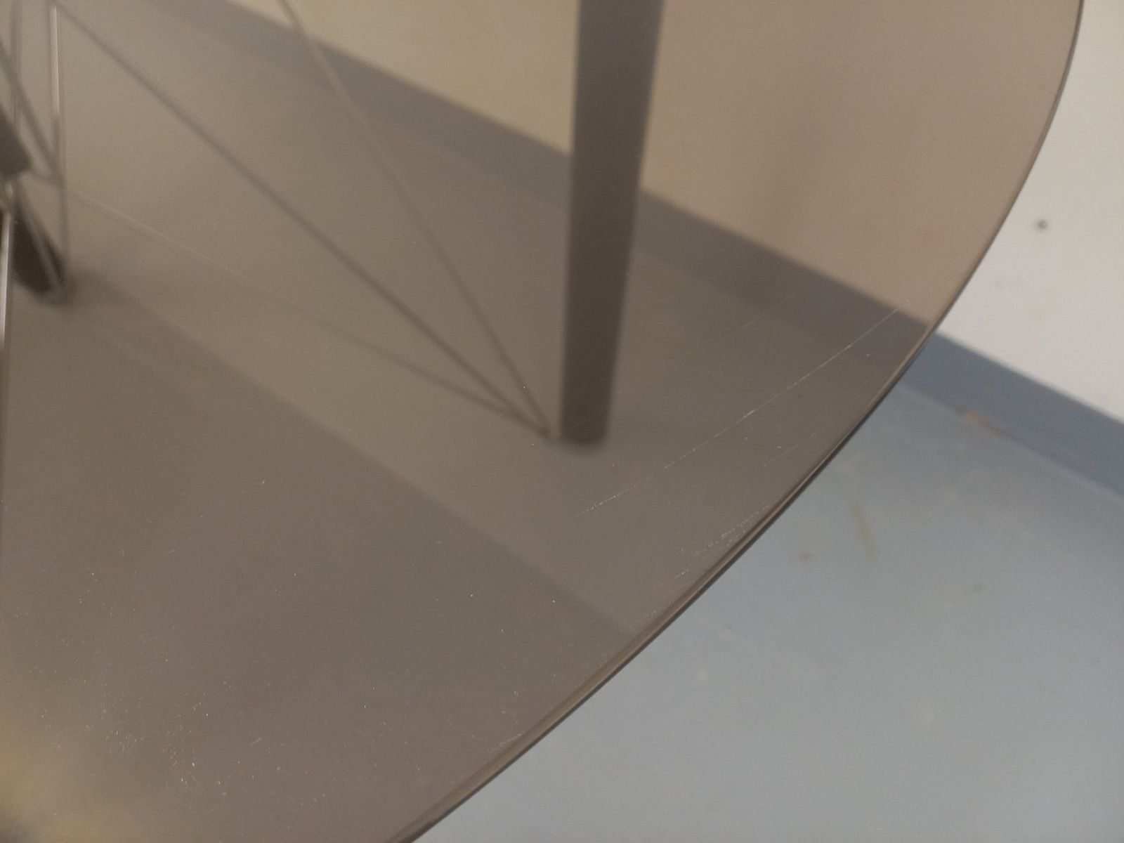 photo vinterior Ronde tafel in rookglas, zwart metaal en verchroomd metaal