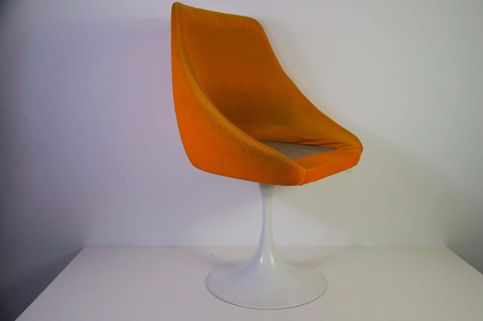 1 van 4 oranje tulpfauteuils in de stijl van Knoll, jaren 1970 photo furniture
