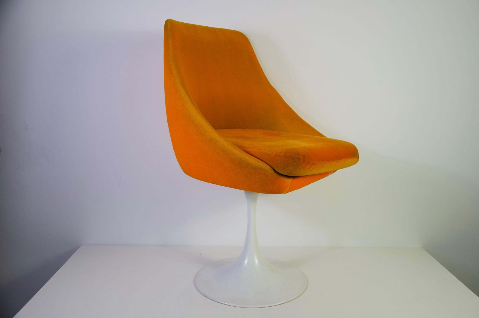 1 van 4 oranje tulpfauteuils in de stijl van Knoll, jaren 1970 photo for sale