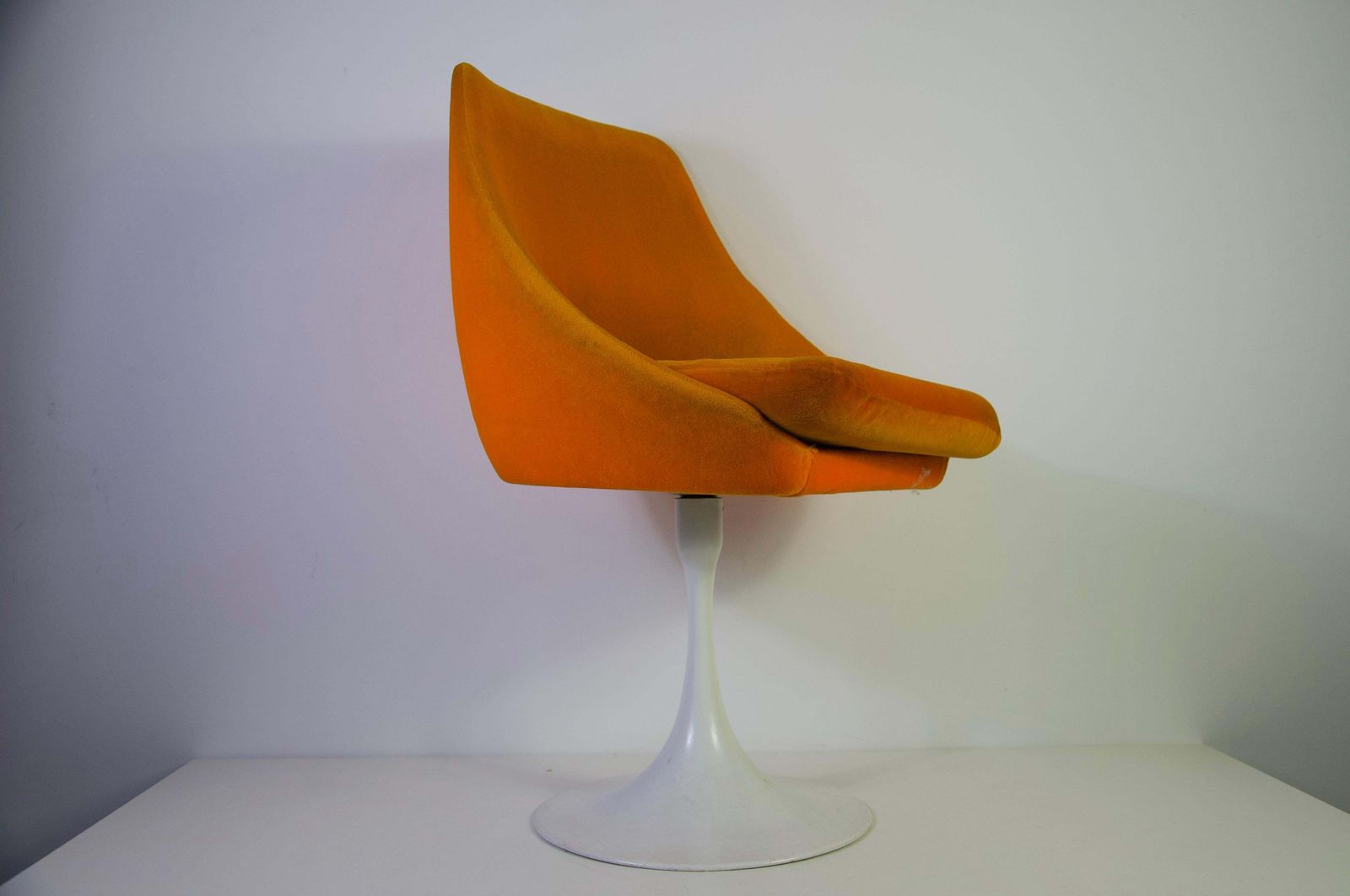 1 van 4 oranje tulpfauteuils in de stijl van Knoll, jaren 1970 photo vinterior