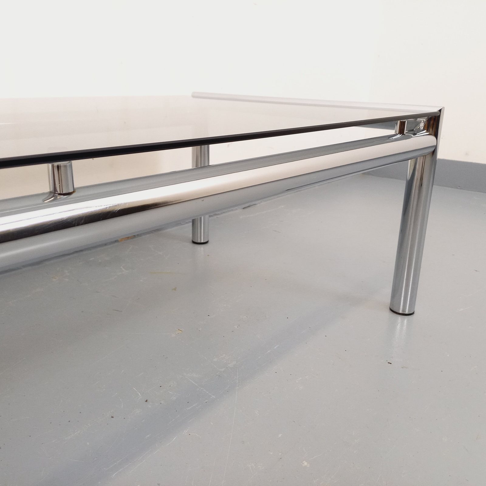 photo for sale Vintage rechthoekige salontafel in rookglas en verchroomd metaal