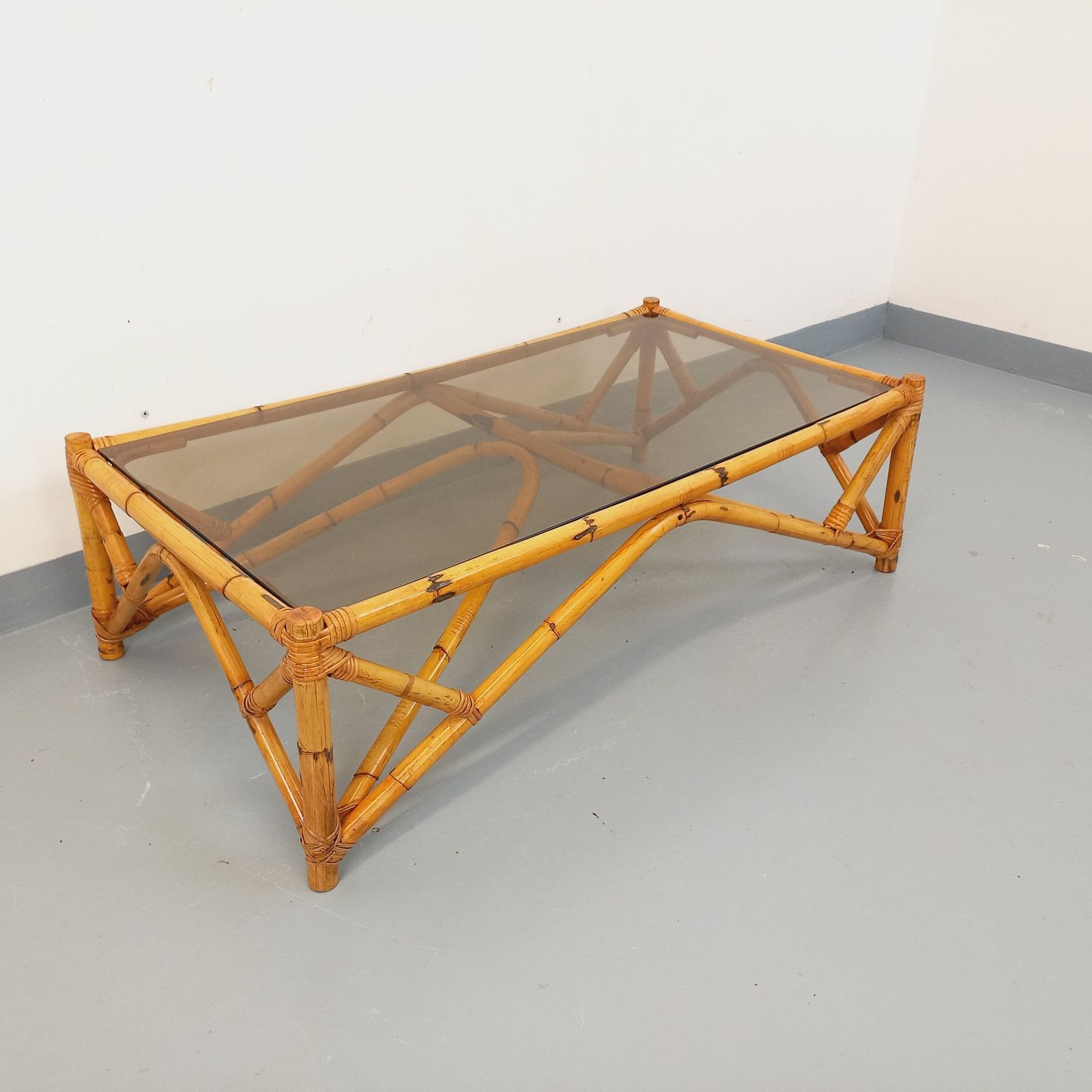 Rechthoekige salontafel van rotan en gerookt glas photo furniture