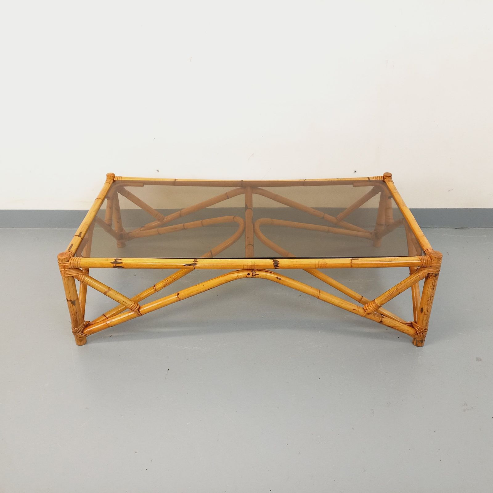 Rechthoekige salontafel van rotan en gerookt glas photo 1060.0