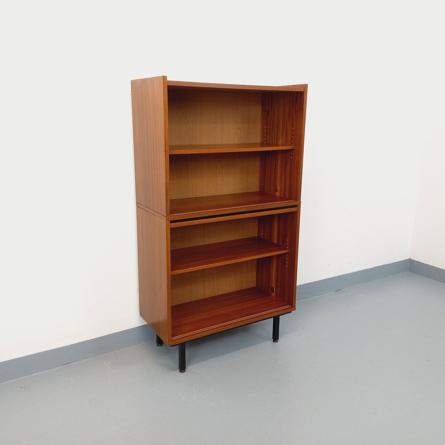 Bibliothèque de style teck en bois d'acajou, pieds en métal noir photo furniture