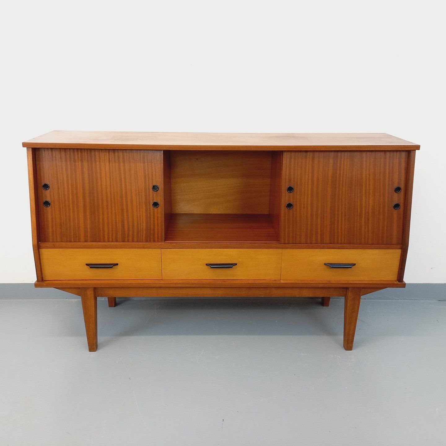 Houten dressoir in teakstijl, ca. jaren 1960 photo furniture
