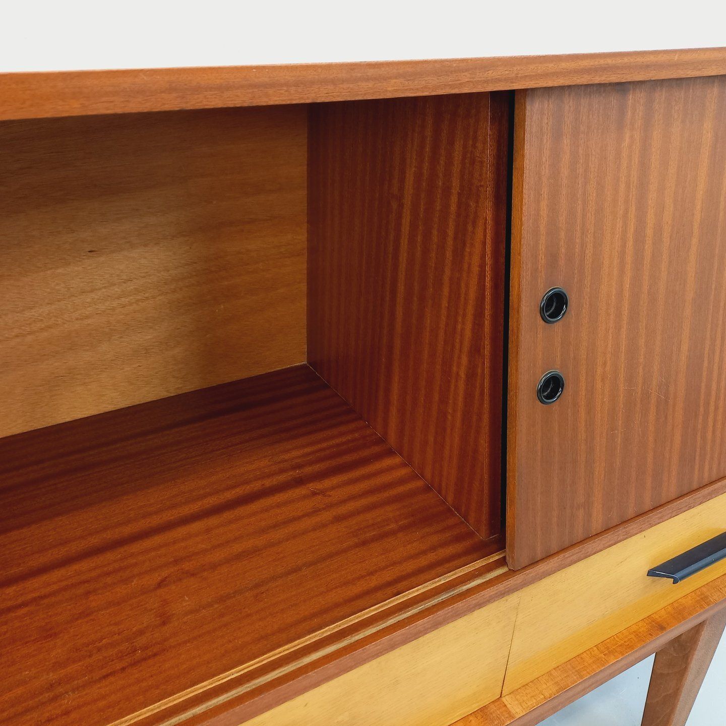 photo furniture Houten dressoir in teakstijl, ca. jaren 1960