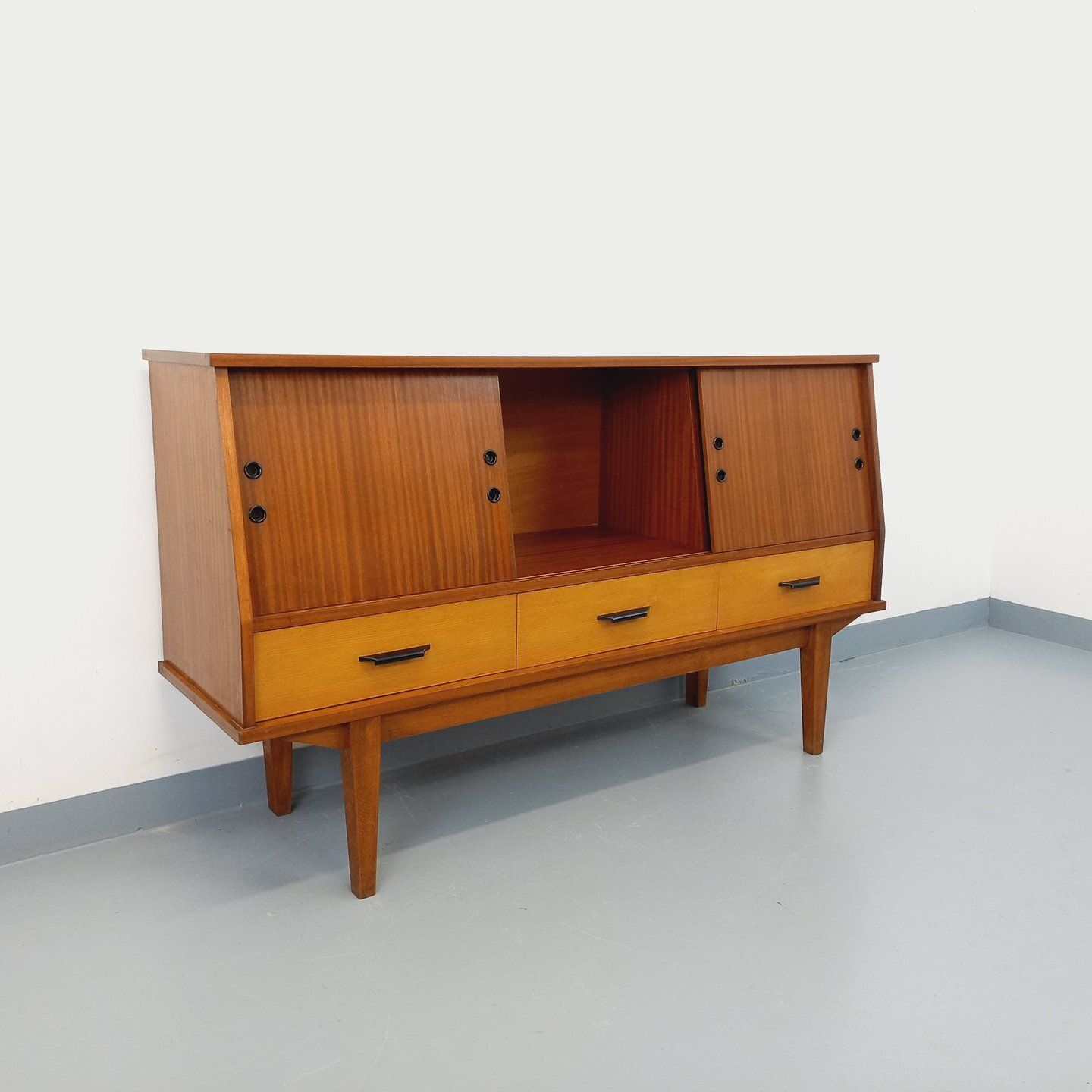 photo vintage Houten dressoir in teakstijl, ca. jaren 1960
