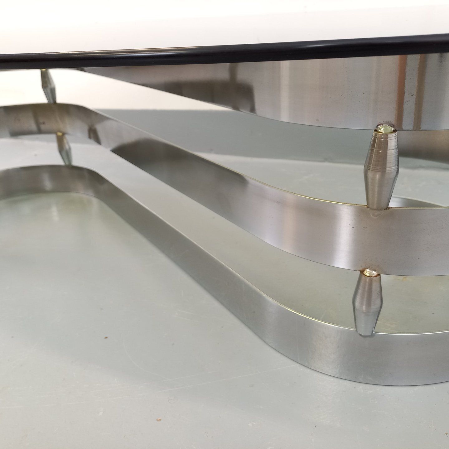 photo furniture Space Age Ovale Salontafel in Gerookt Glas en Verchroomd Metaal