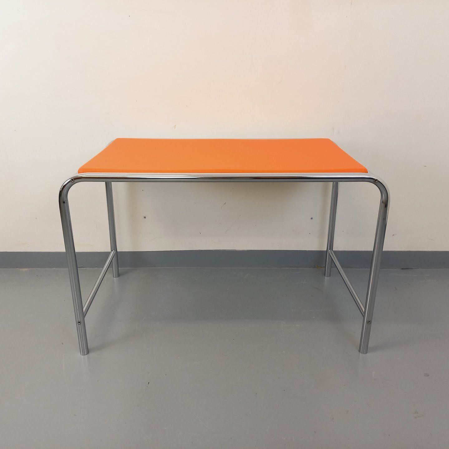 photo vinterior Space Age bureau in oranje imitatieleer en verchroomd metaal