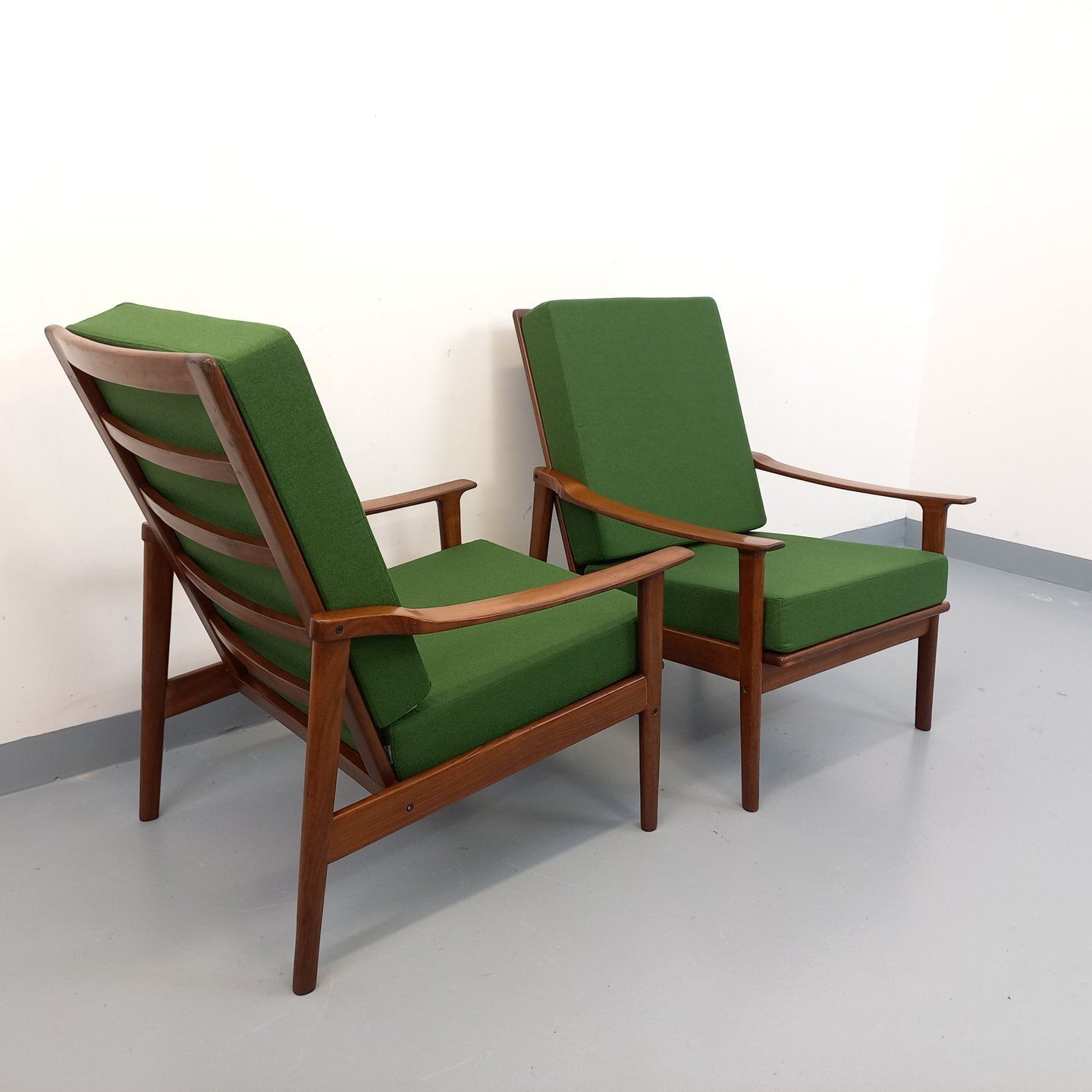 2 Scandinavische fauteuils in teak en groene stof photo 3416.0