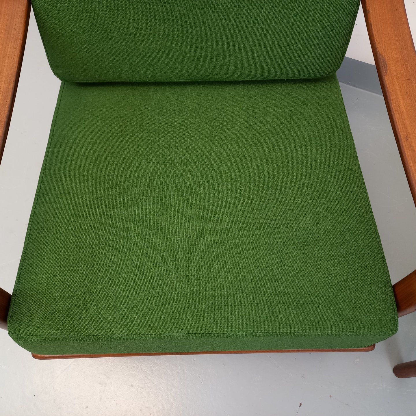 Meubels 2 Scandinavische fauteuils in teak en groene stof photo
