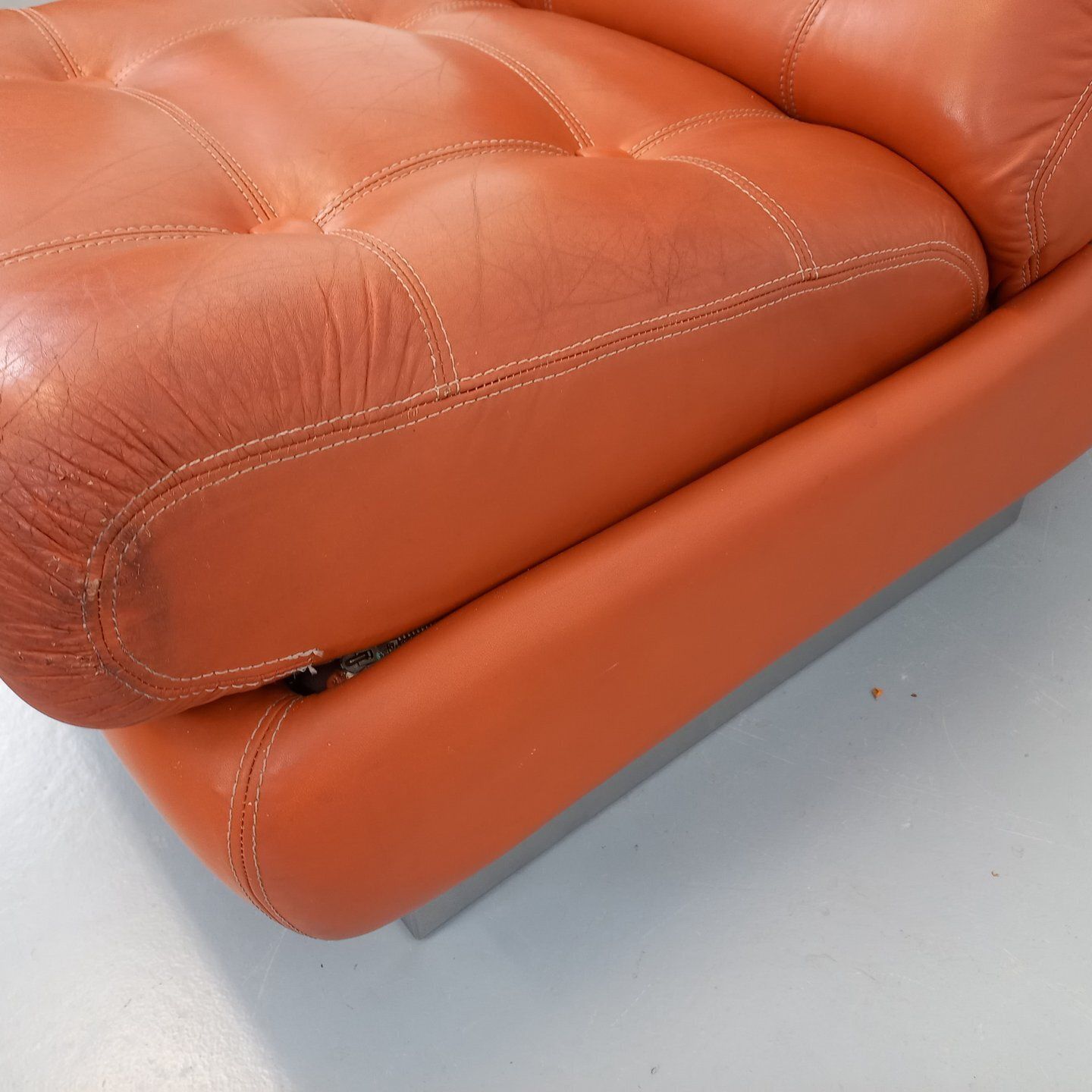 photo vintage Roche Bobois stijl chaise longue in verchroomd metaal en leer