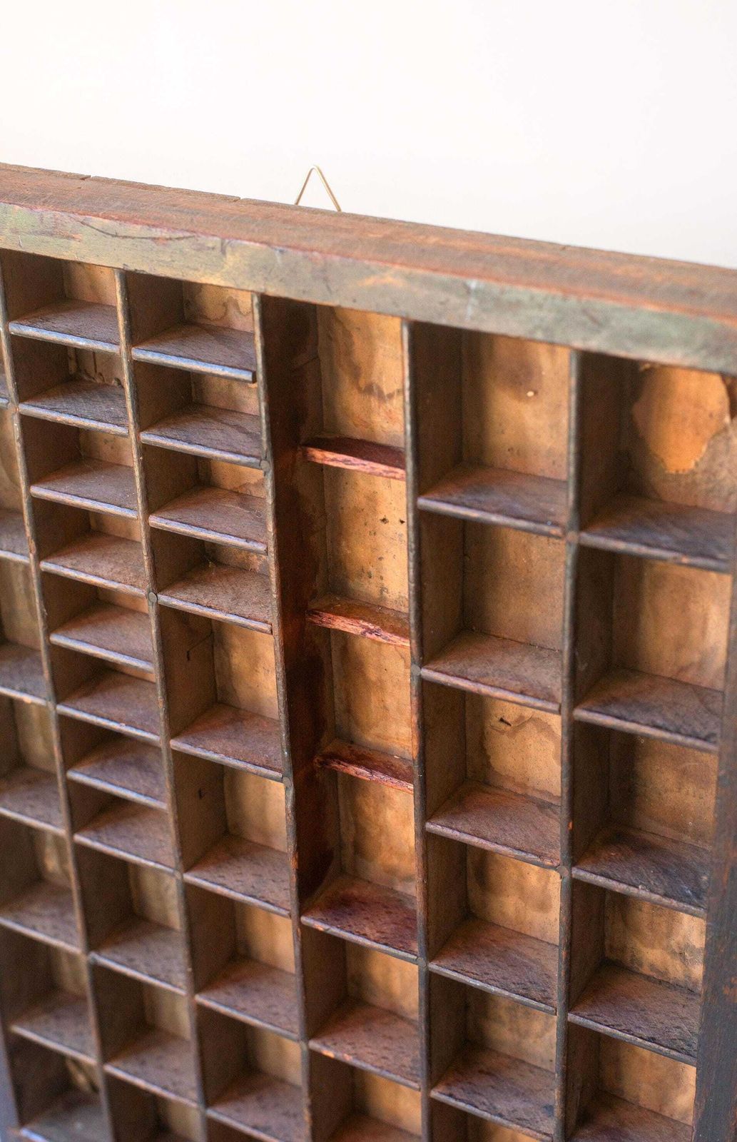 Antieke houten letterkastje | Eiken drukkersbak | Wanddisplay voor miniaturen en verzamelobjecten photo vinterior