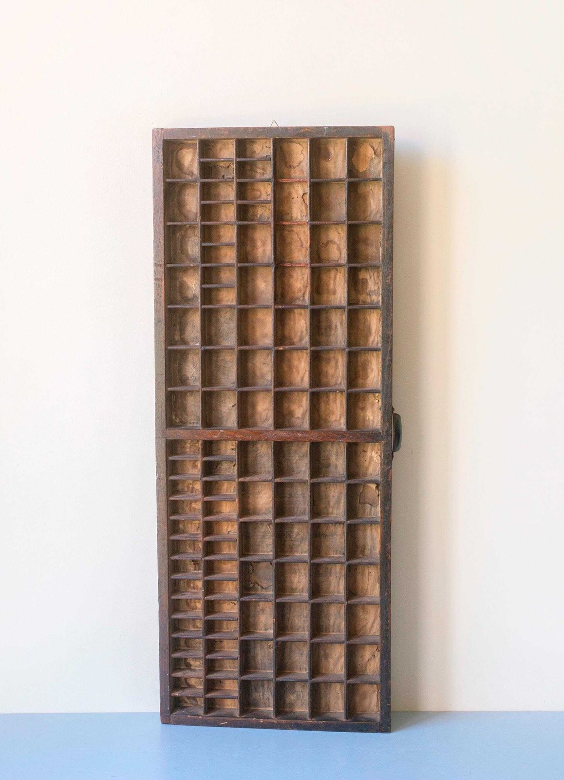 Antieke houten letterkastje | Eiken drukkersbak | Wanddisplay voor miniaturen en verzamelobjecten photo buy