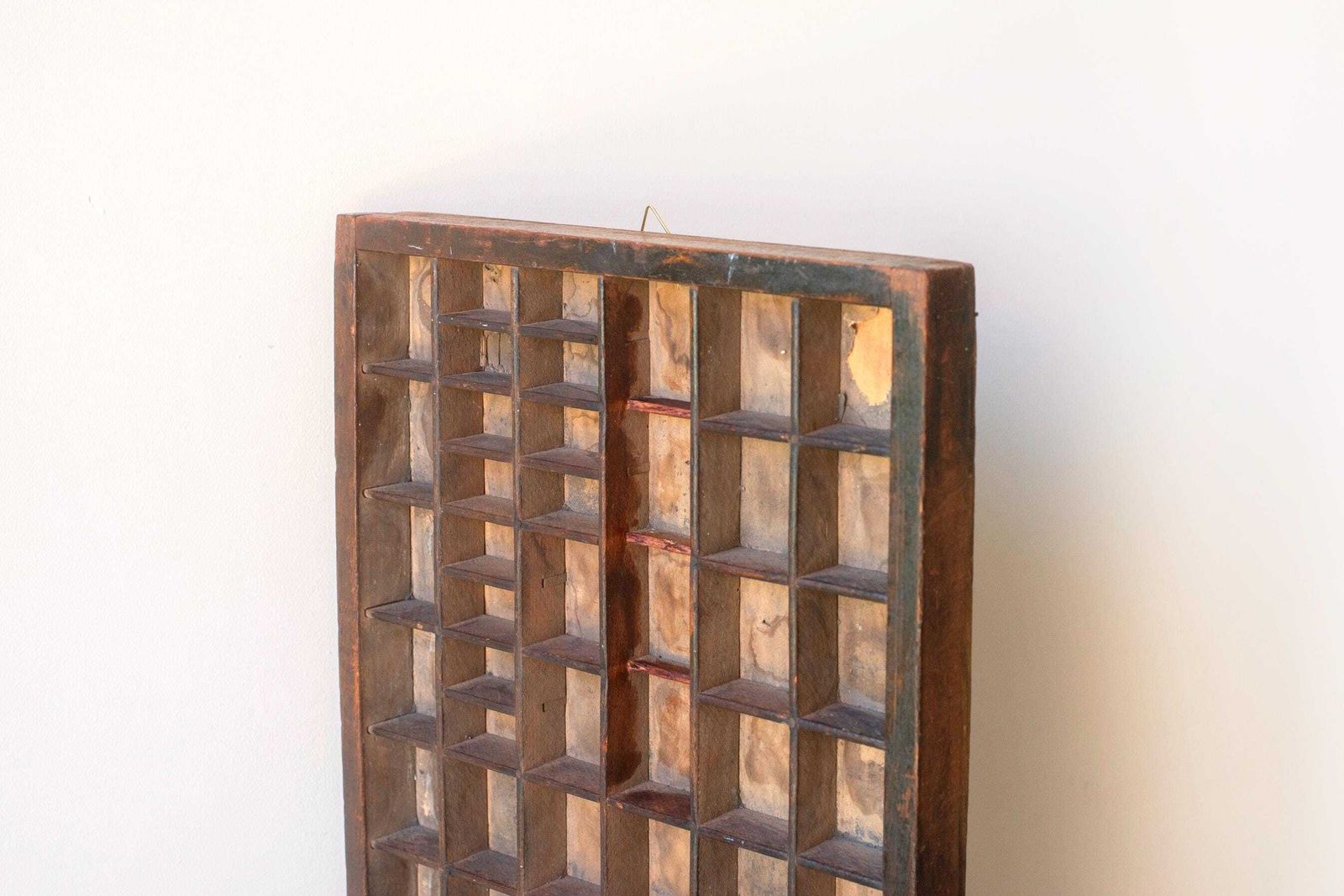 Casier de typographe d'époque en chêne, boîte à lettres murale, étagère de présentation pour miniatures et objets de collection photo vintage