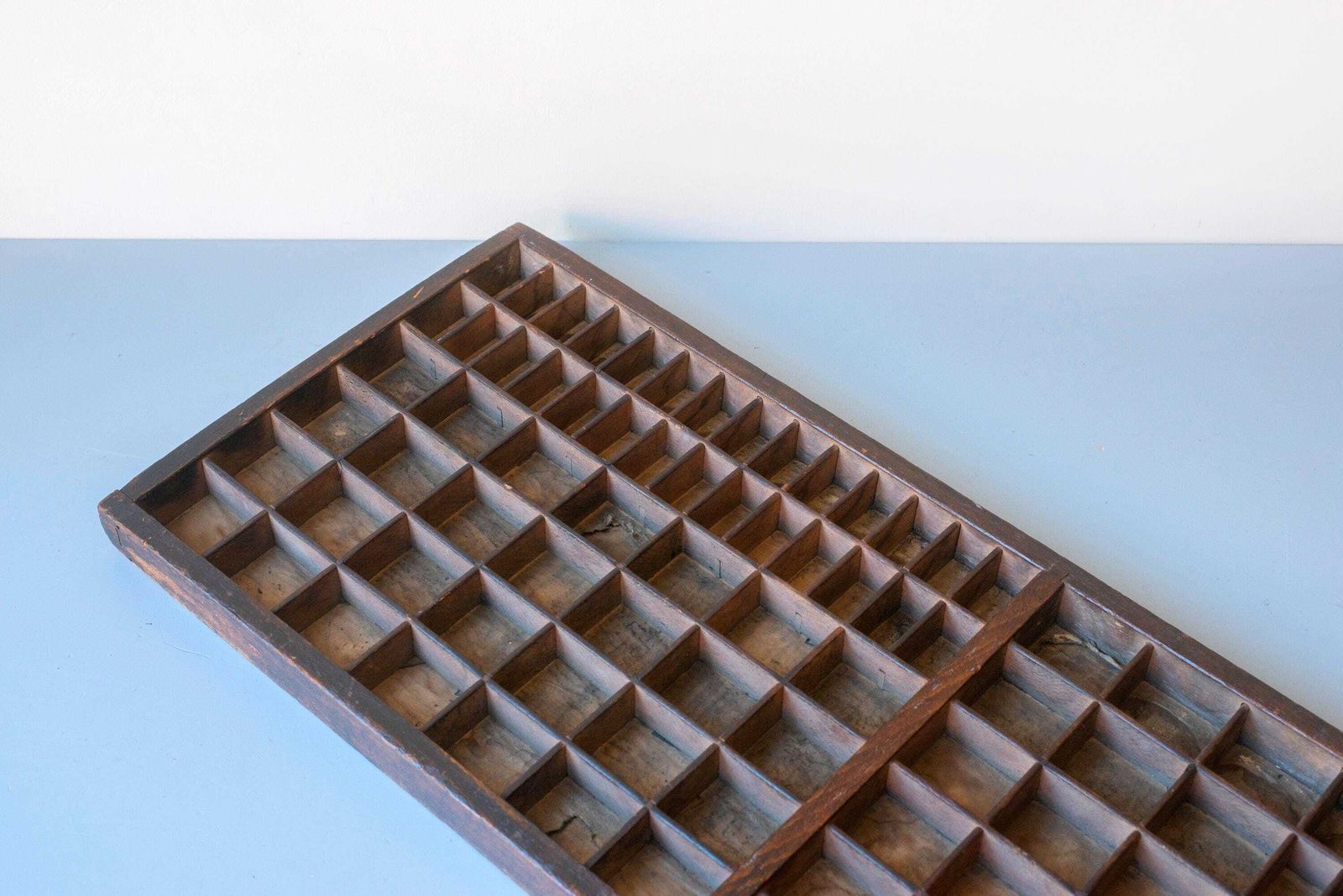 Meubels Antieke houten letterkastje | Eiken drukkersbak | Wanddisplay voor miniaturen en verzamelobjecten photo