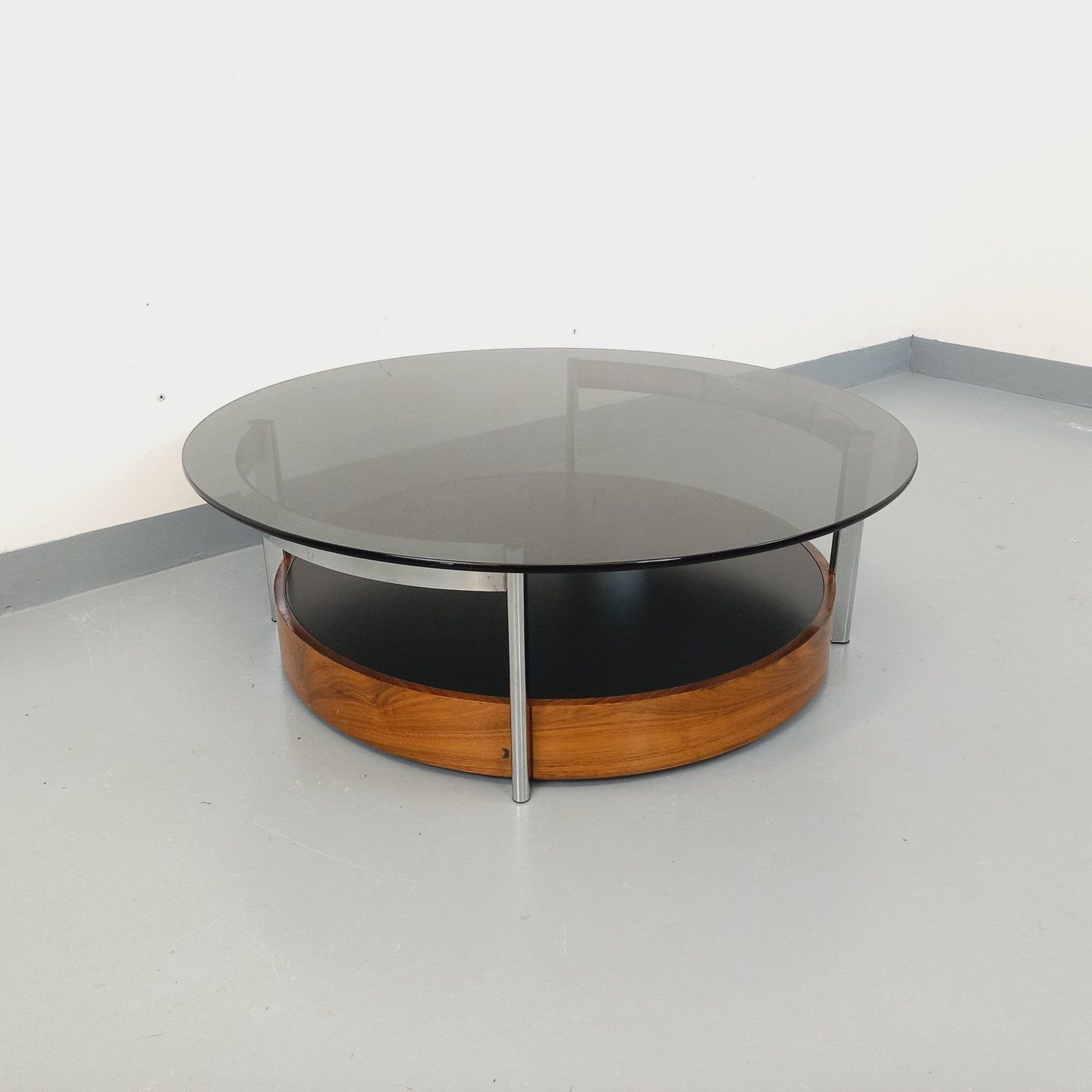 Ronde salontafel in palissander, verchroomd metaal en gerookt glas