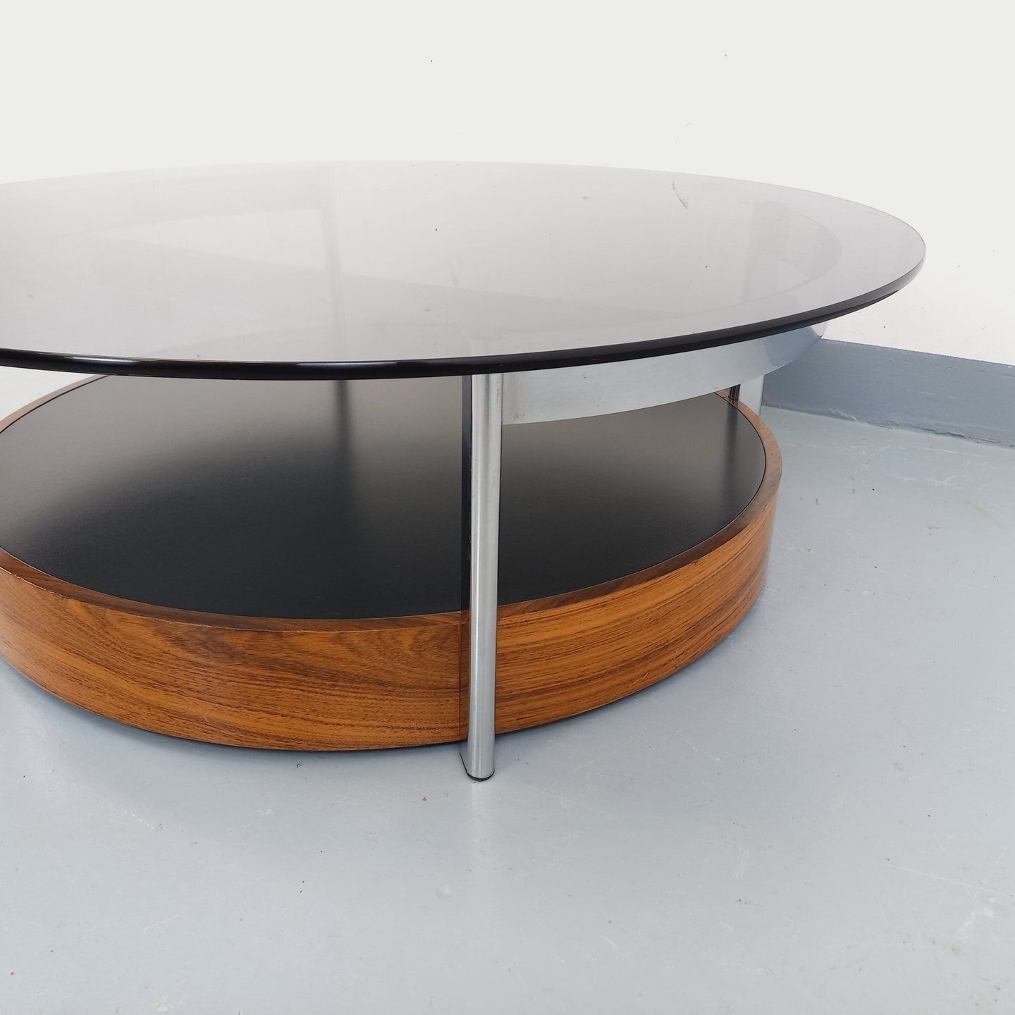 photo for sale Ronde salontafel in palissander, verchroomd metaal en gerookt glas