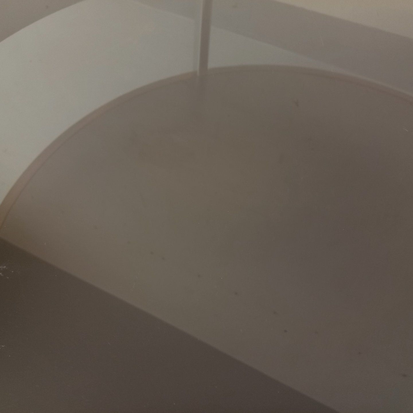 Meubels Ronde salontafel in palissander, verchroomd metaal en gerookt glas photo
