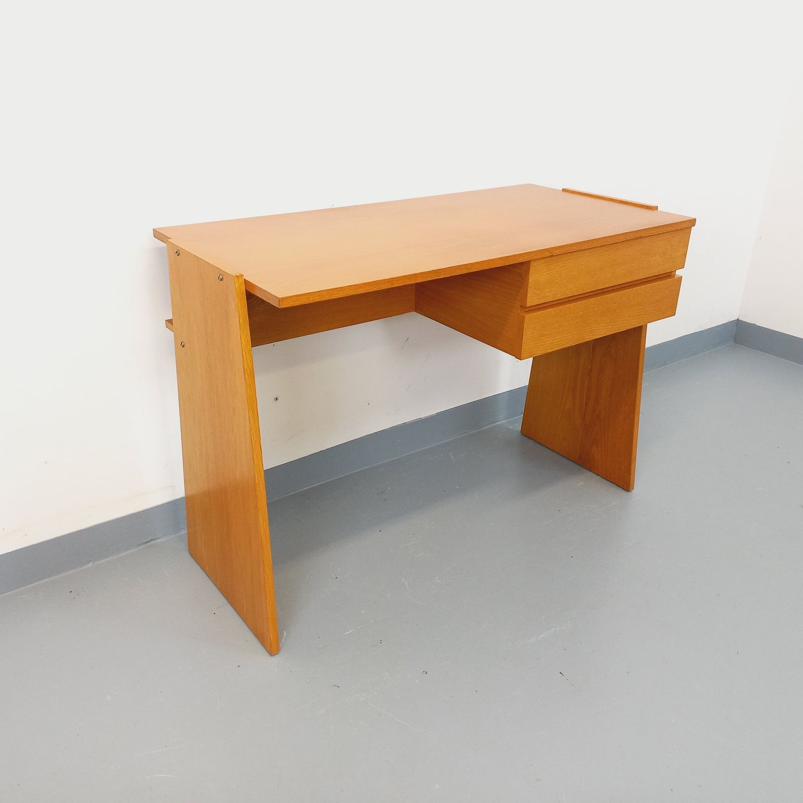Dubbelzijdig bureau met trapeziumvormige eikenhouten poten