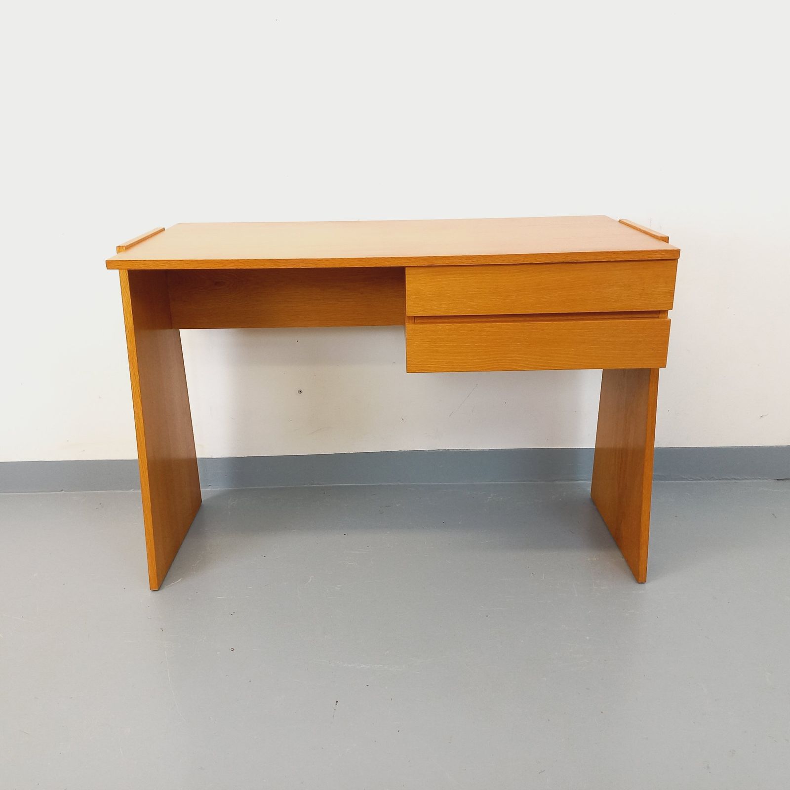 Dubbelzijdig bureau met trapeziumvormige eikenhouten poten photo furniture