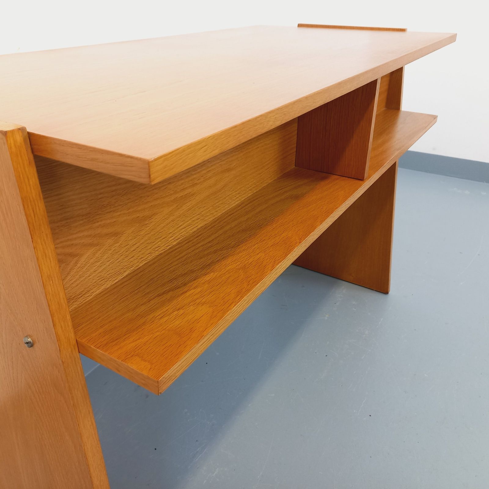 Dubbelzijdig bureau met trapeziumvormige eikenhouten poten photo vintage