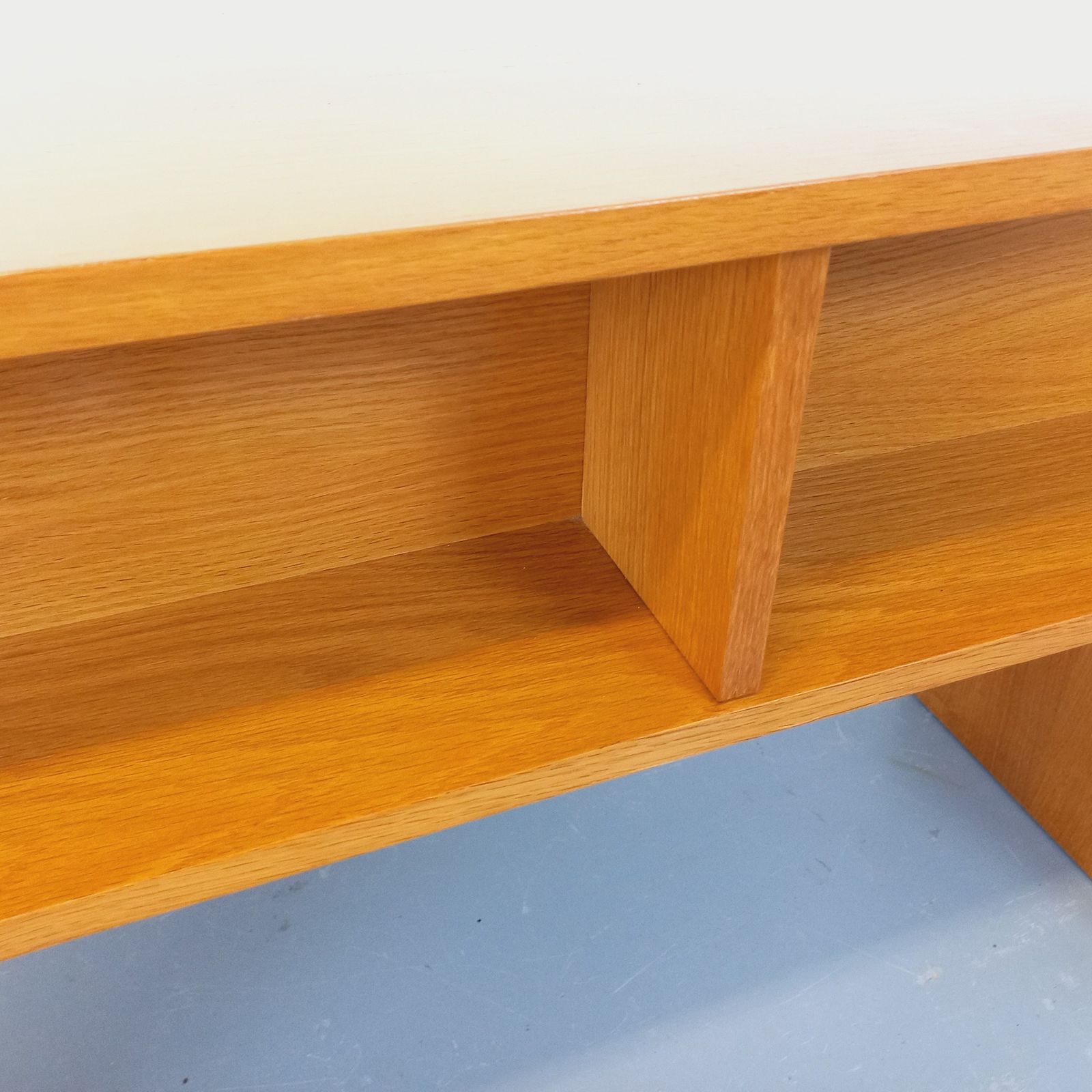 photo vinterior Dubbelzijdig bureau met trapeziumvormige eikenhouten poten